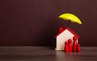 Maison en bois protégée par un parapluis